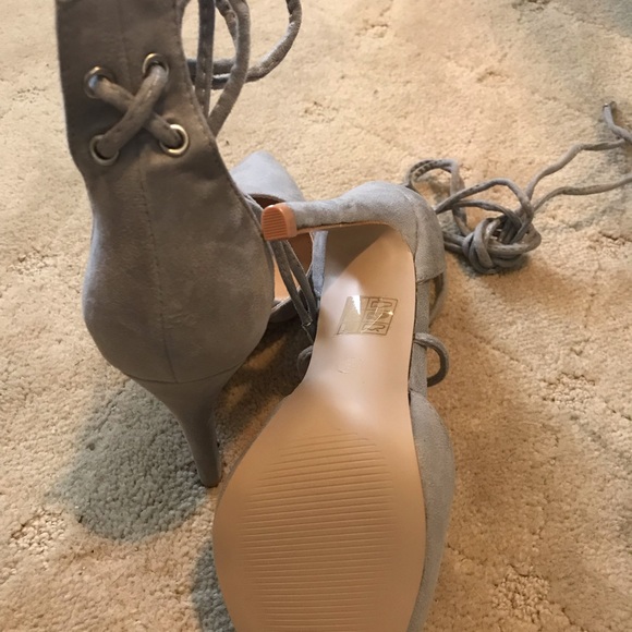 Heels - Picture 4 of 4